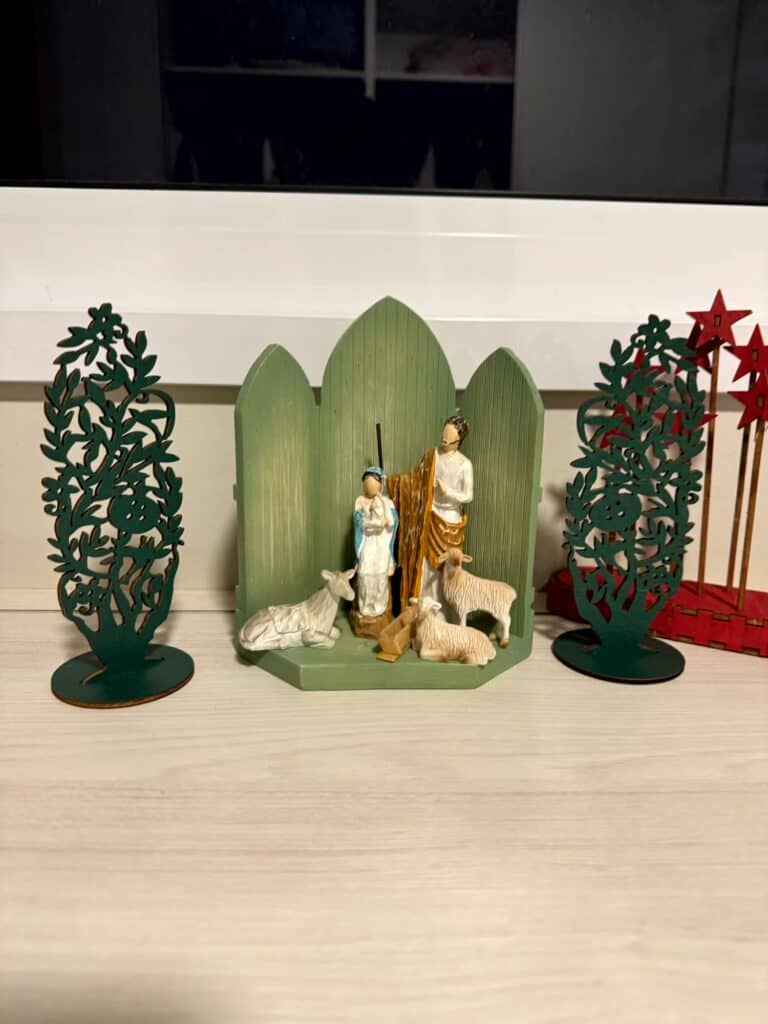 Crèche verte découpée avec la Sainte Famille
