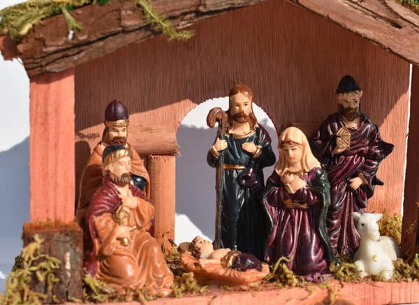 Crèche de Noël en polyrésine avec 8 personnages H 9 cm