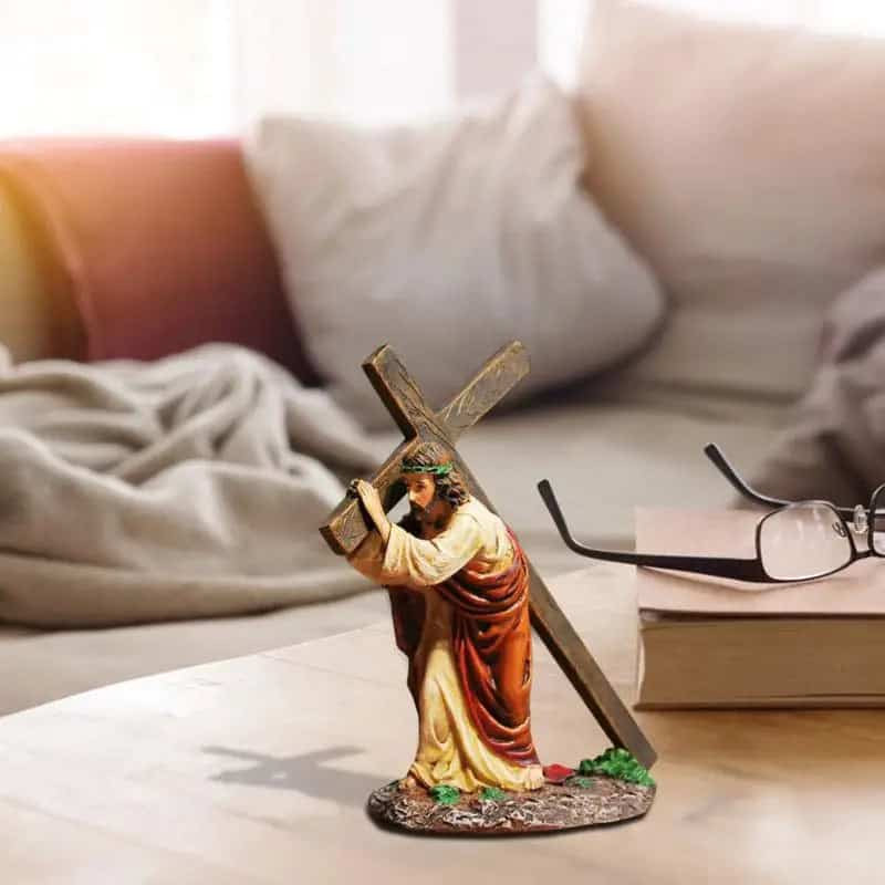 Jesus portement de croix statue